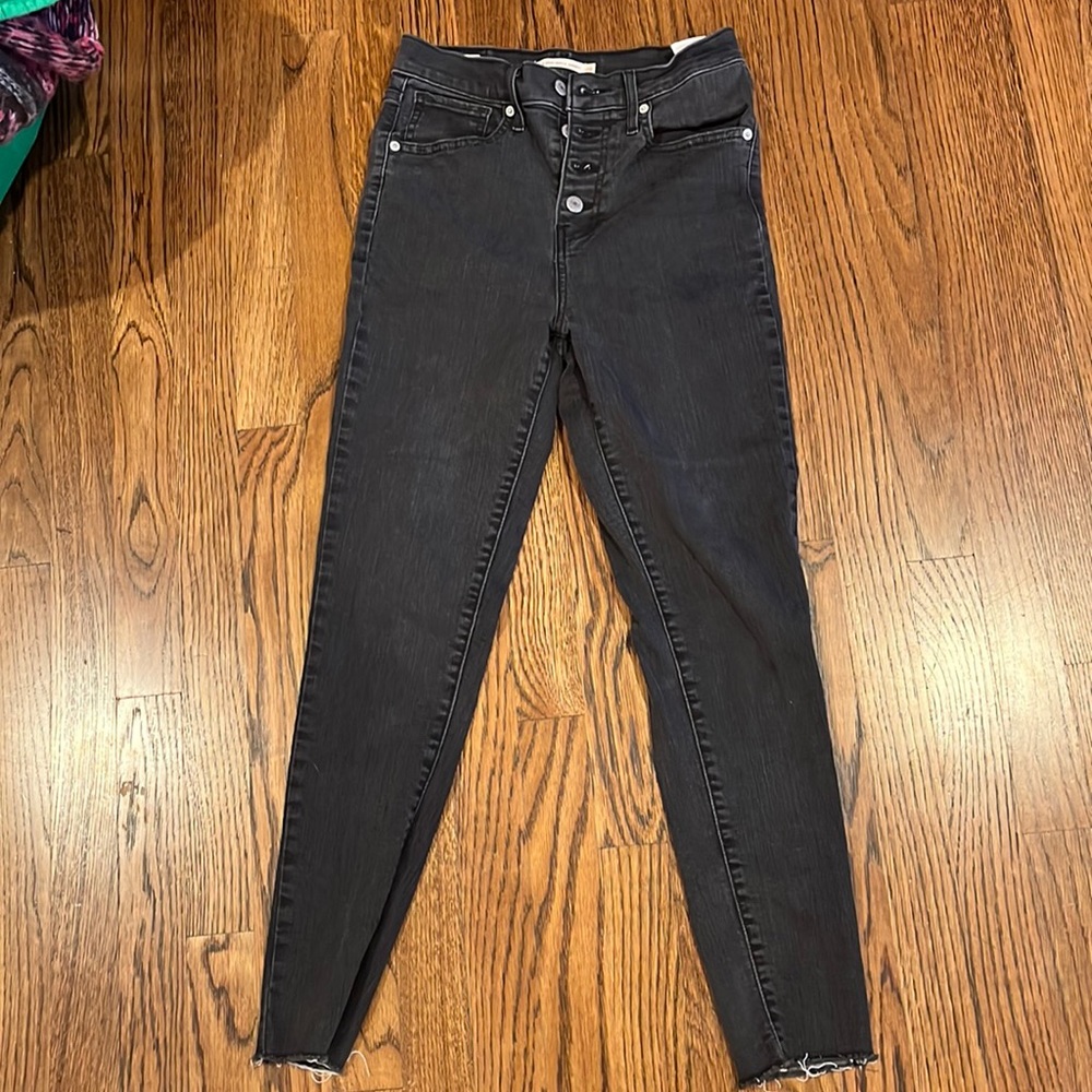 Black high waisted Levi’s 28